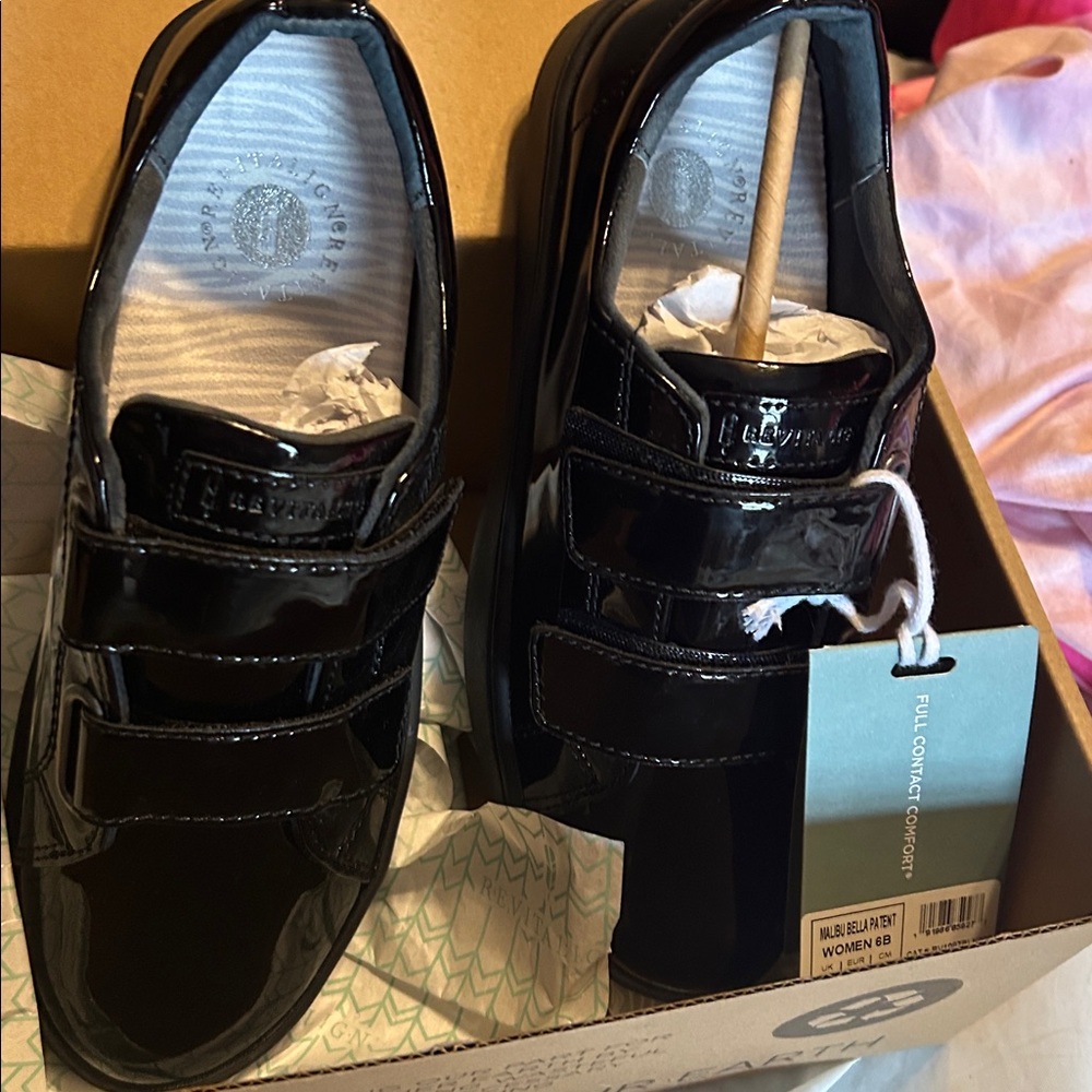 Brand new revitalign Malibu Bella patent women pull and hook